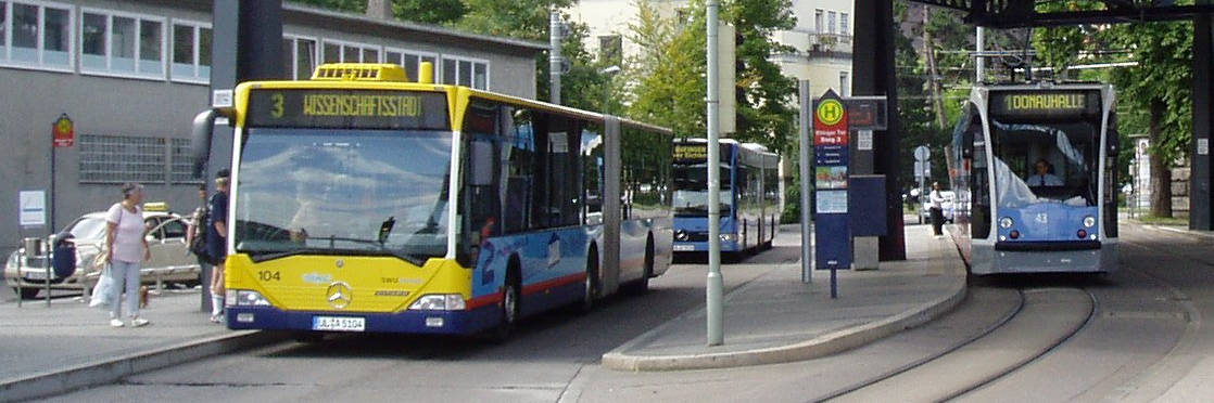 Bus und Straßenbahn am Ehinger Tor. Bus und Straßenbahn am Ehinger Tor.