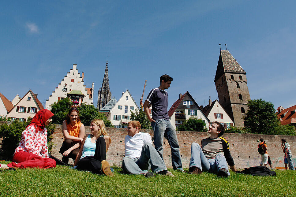 Internationale Studierende vor der alten Stadtmauer von Ulm