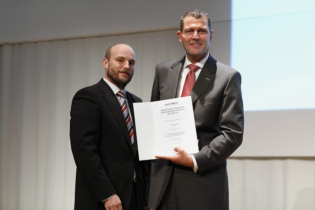 Dr. Andreas Beckstette (links) ist am Mittwoch mit einem der neun Südwestmetall-Förderpreise des Jahres ausgezeichnet worden. Foto: Frank Eppler