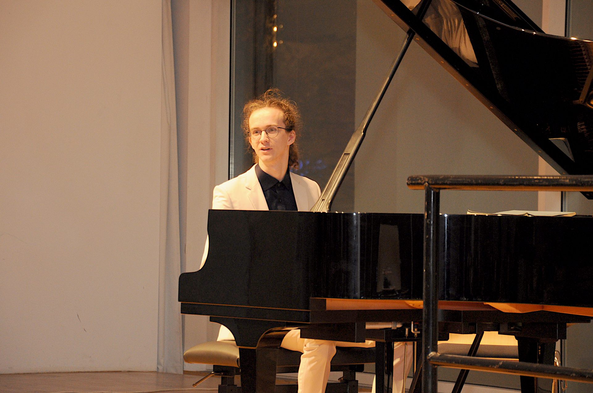 Michael Stanek aus der Klavierklasse von Valerij Petasch spielte Chopin Op. 23 und von Beethoven das Adagio aus der 3. Klaviersonate.