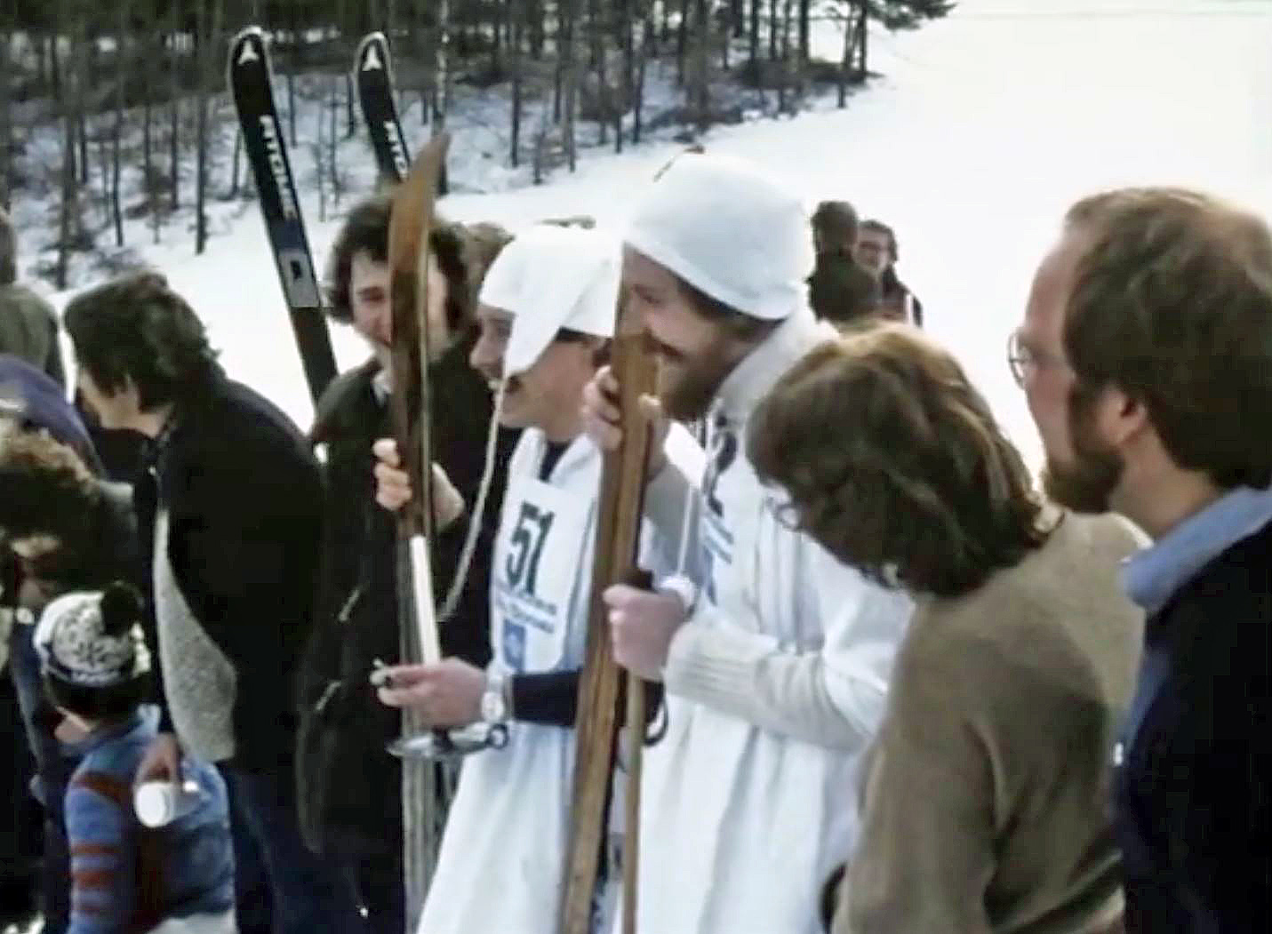 Verkleidete Zuschauer des Skispringens