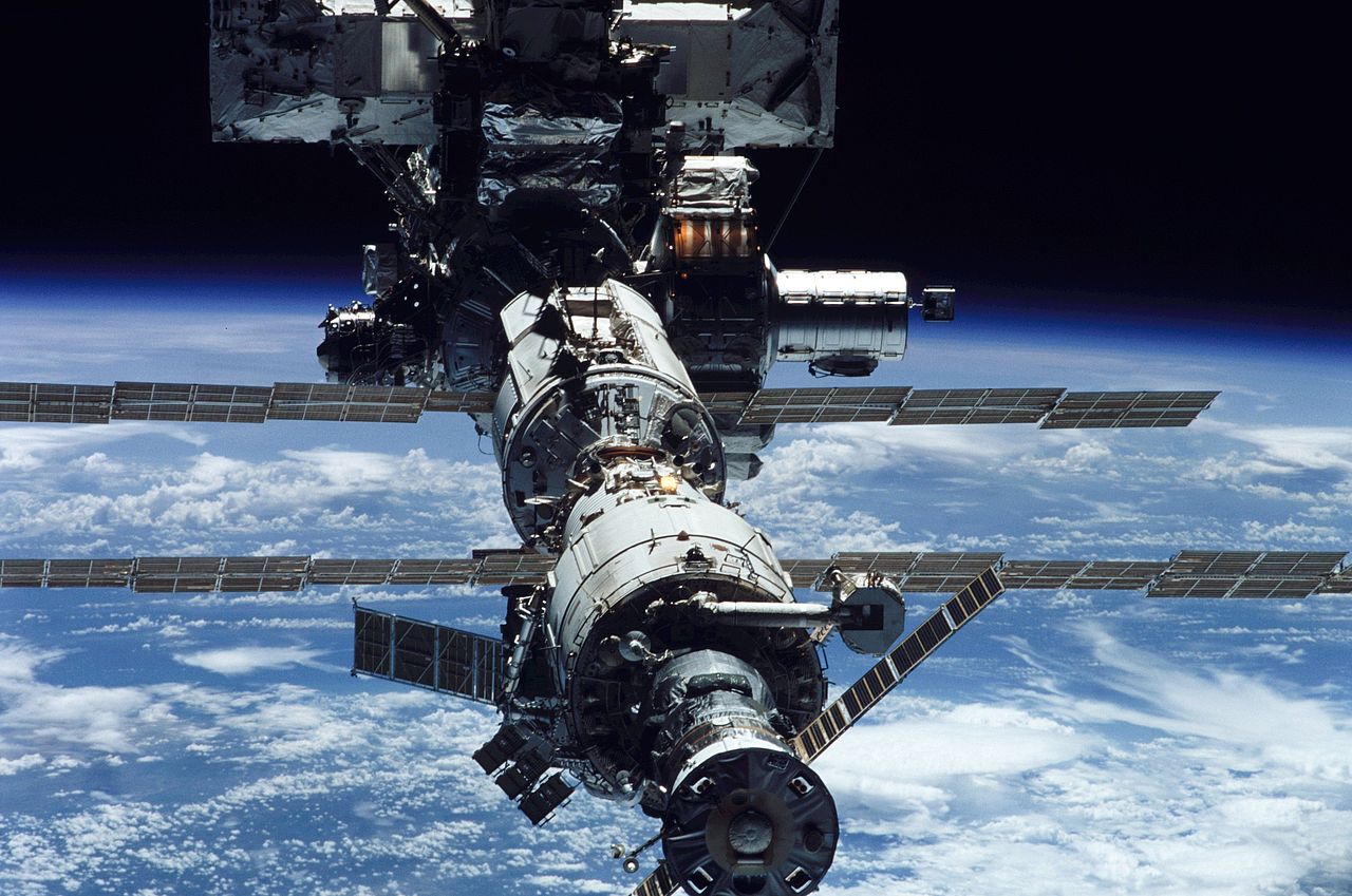 Raumfähre dockt an der ISS an