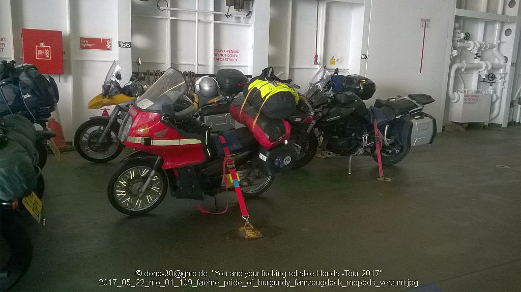2017_05_22_mo_01_109_faehre_pride_of_burgundy_fahrzeugdeck_mopeds_verzurrt.jpg