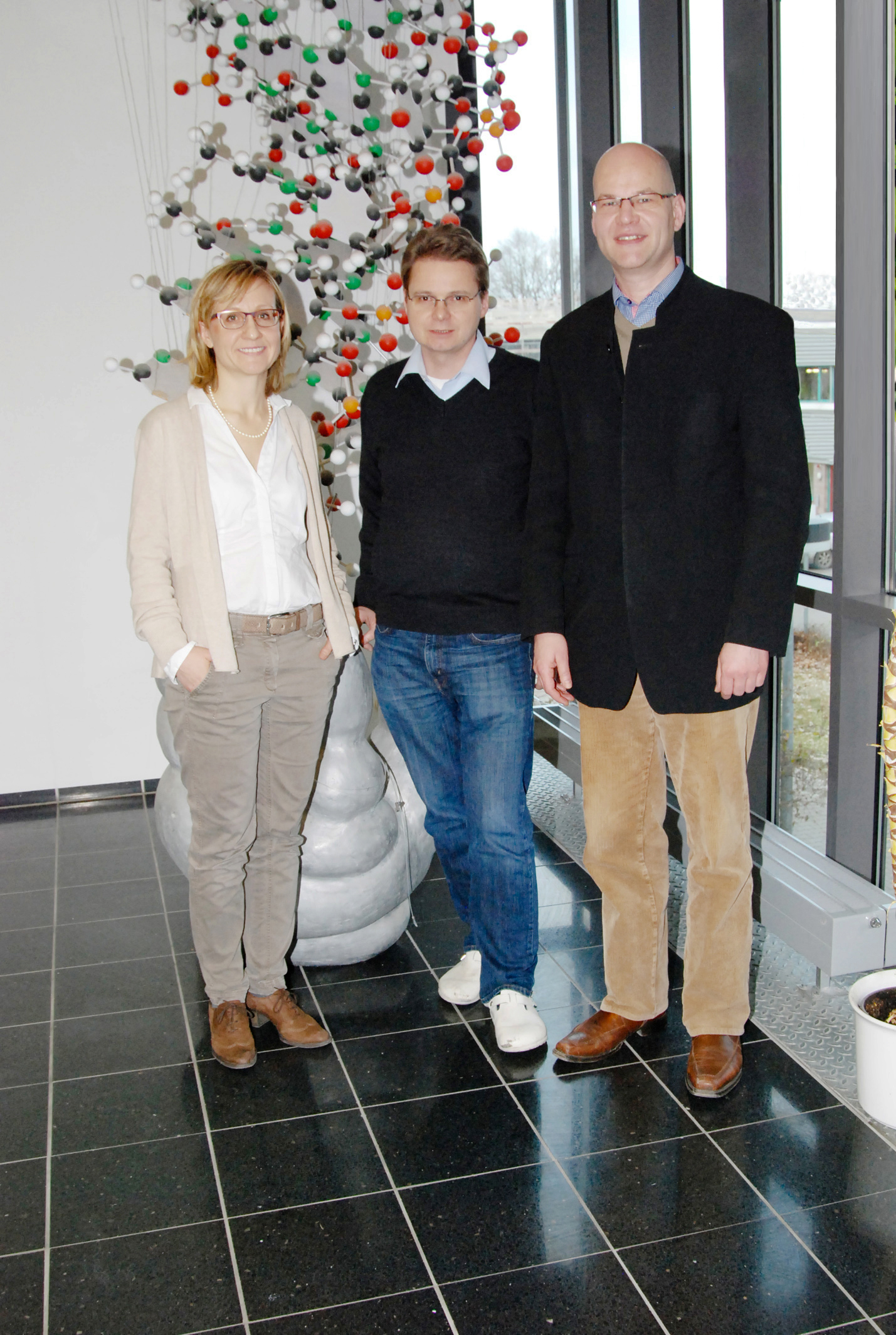 Foto: Weber-Tuckermann Wissenschaftler der interdisziplinären „Projektgruppe Alzheimer-Forschung Ulm“, die Professoren Christine von Arnim, Dietmar Thal und Marcus Fändrich (v.l.)
