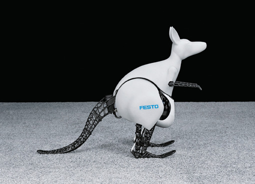(c) Festo AG & Co. KG Das bionische Beuteltier entspricht seinem natürlichen Vorbild nicht nur in Aussehen und Größe. Es macht sich auch dessen charakteristische Fortbewegung zu eigen