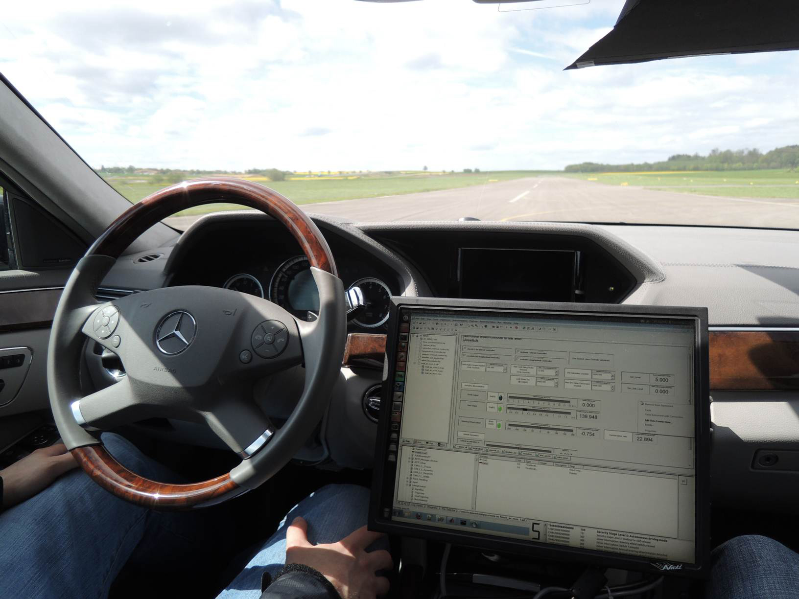 Foto: Uni Ulm Die umgebaute und jetzt hochautomatisierte Mercedes E-Klasse darf nach der TÜV-Abnahme auch auf öffentlichen Straßen getestet werden