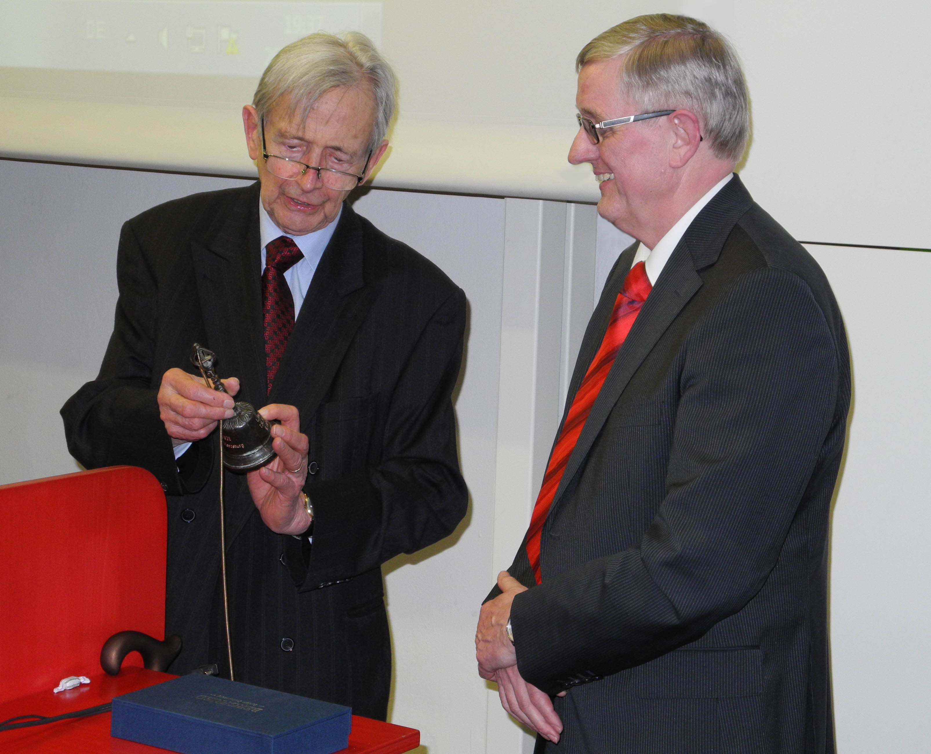 Führungswechsel auf der Reisensburg: Als symbolische Insignien der Macht überreichte der bisherige langjährige Wissenschaftliche Direktor Prof. Theodor Fliedner (links) seinem Nachfolger Prof. Vinzenz Hombach einen Schlüssel und eine Sitzungsglocke