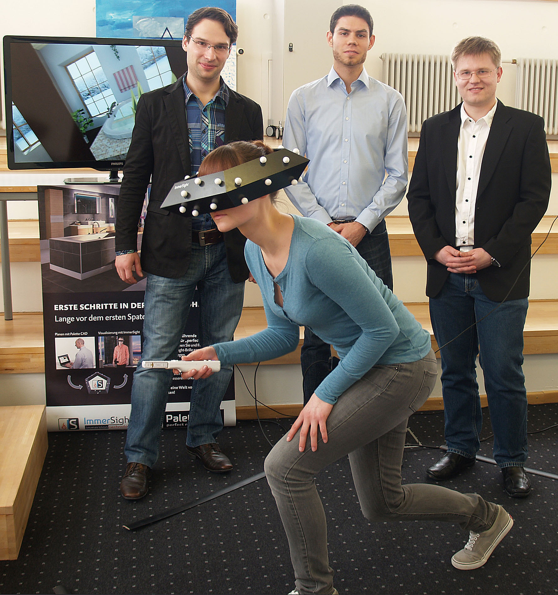 Foto: Bingmann Fabian Weiss, Simon Singler und Stefan Hörmann von Immersight (v.l.) machen Ausflüge in virtuelle Welten möglich: Dank einer von ihnen und Dominik Nuss entwickelten Videobrille kann die Nutzerin vorne im Bild ein Bad inspizieren, das es noch gar nicht