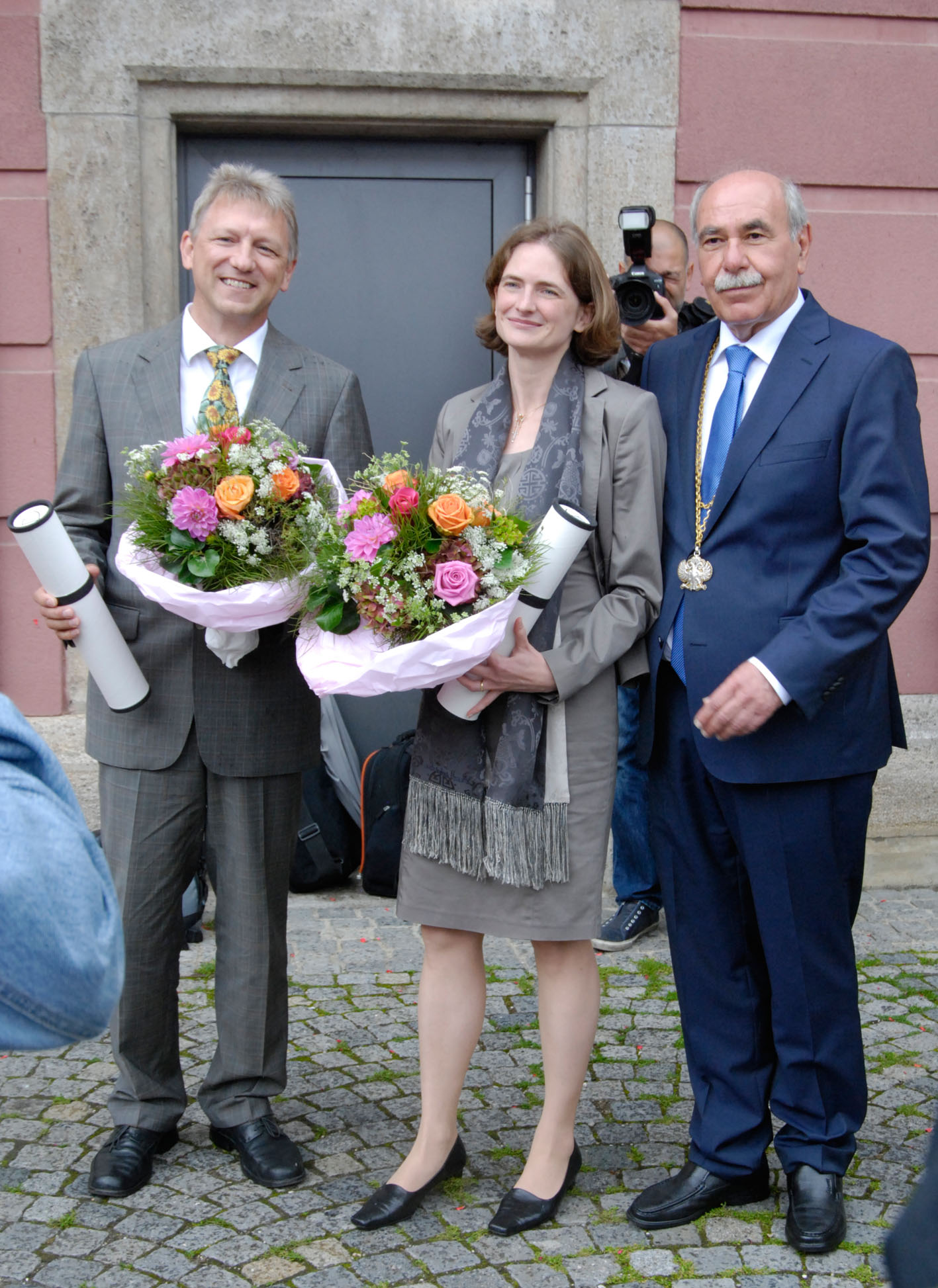 Foto: Weber-Tuckermann, Uni Ulm Die Preisträger des diesjährigen Wissenschaftspreises der Stadt Ulm: Prof. Gerd Heilscher von der Hochschule Ulm (links) und Prof. Tanja Weil von der Universität Ulm (Mitte) neben Ulms Oberbürgermeister Ivo Gönner (rechts)