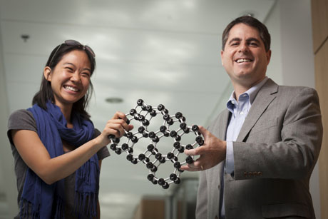 Foto: Cornell University Die Doktorandin Pinshane Huang und Professor David Muller von der Cornell University (NY) mit einem Atommodell von Glas