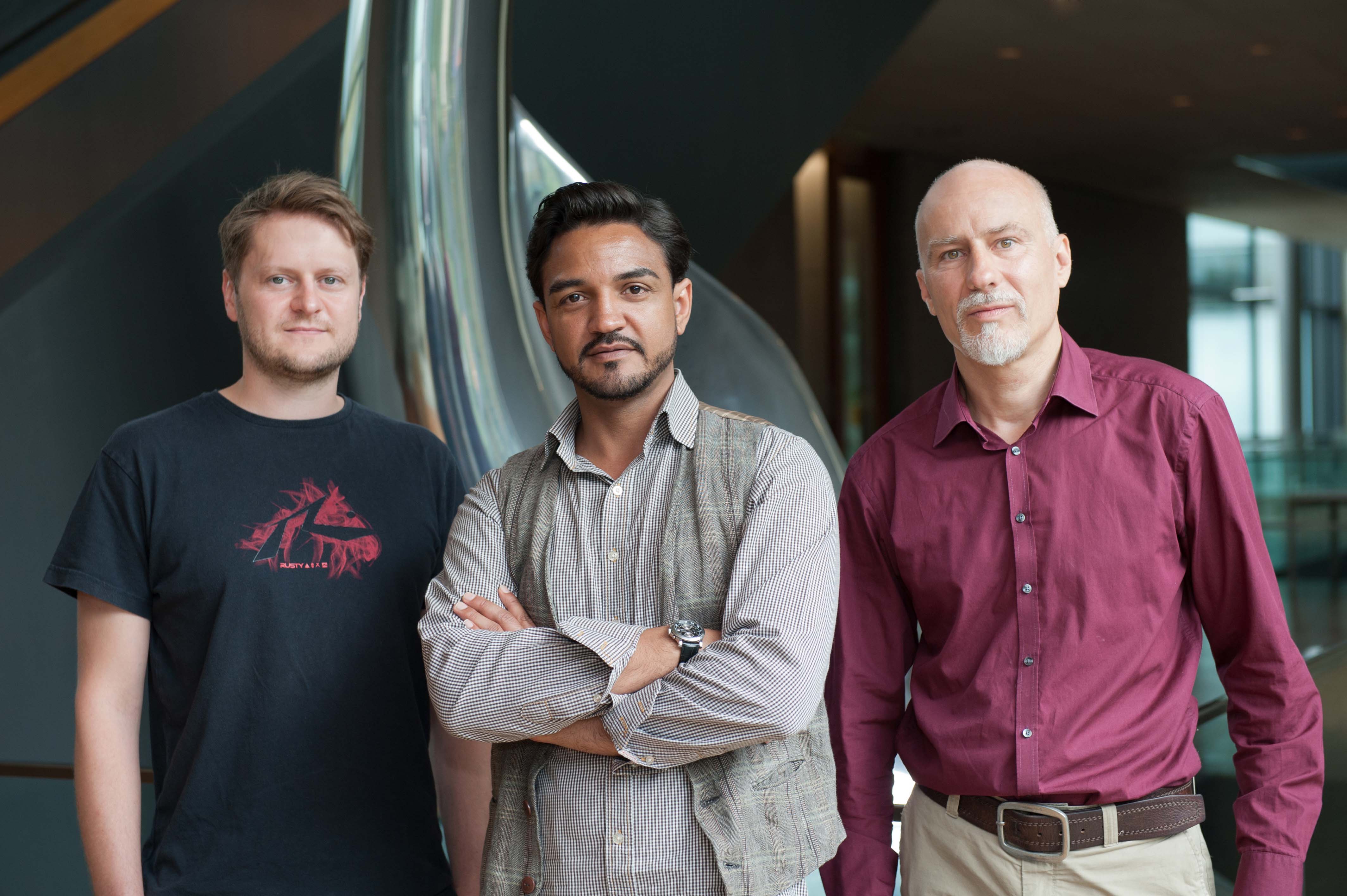 Foto: Eberhardt, kiz Funktionen der Telomerase auf der Spur: PD Dr. Sebastian Iben (rechts), Robin Assfalg und Omar Garcia Gonzalez (1.,2. v.l.)