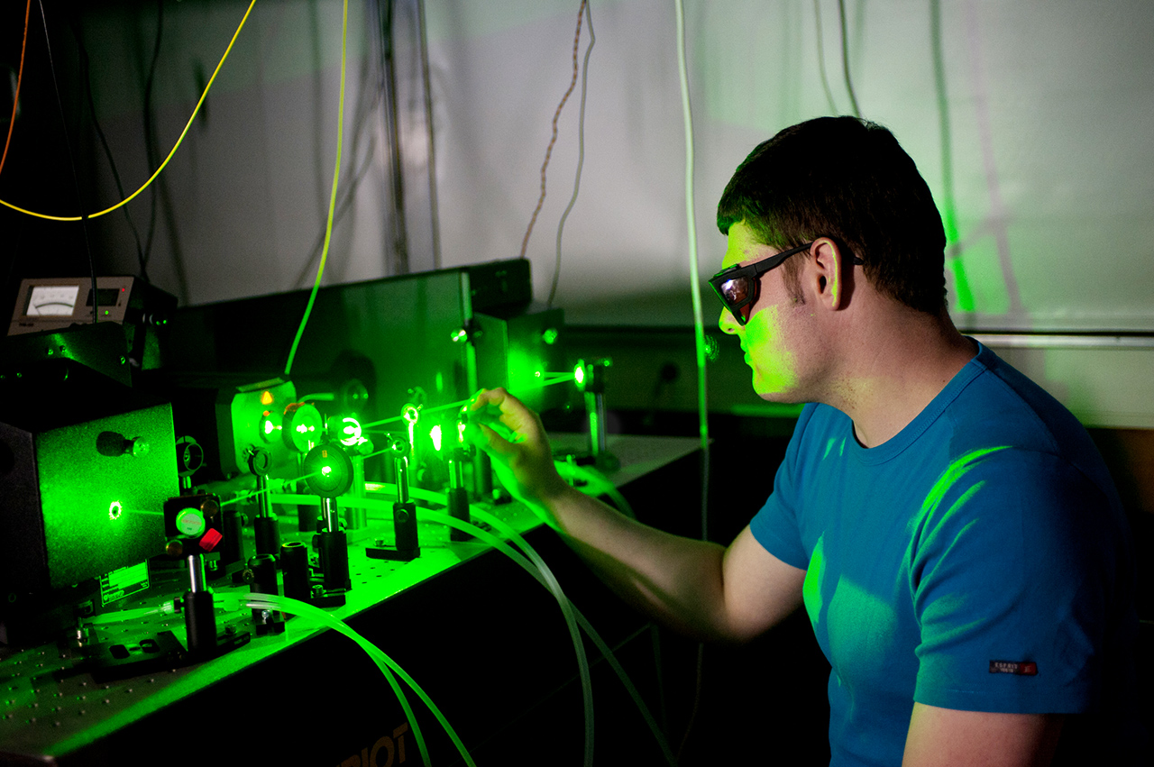Der Laser ist ein typisches Werkzeug zur Untersuchung von kalten Atomen in der Quantenwissenschaft. Der Laser ist ein typisches Werkzeug zur Untersuchung von kalten Atomen in der Quantenwissenschaft.