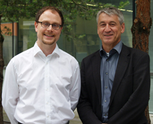 Foto: Bingmann Freude über verblüffende Forschungsergebnisse (v.l.): Dr. Harald Maier und Professor Thomas Wirth vom Institut für Physiologische Chemie