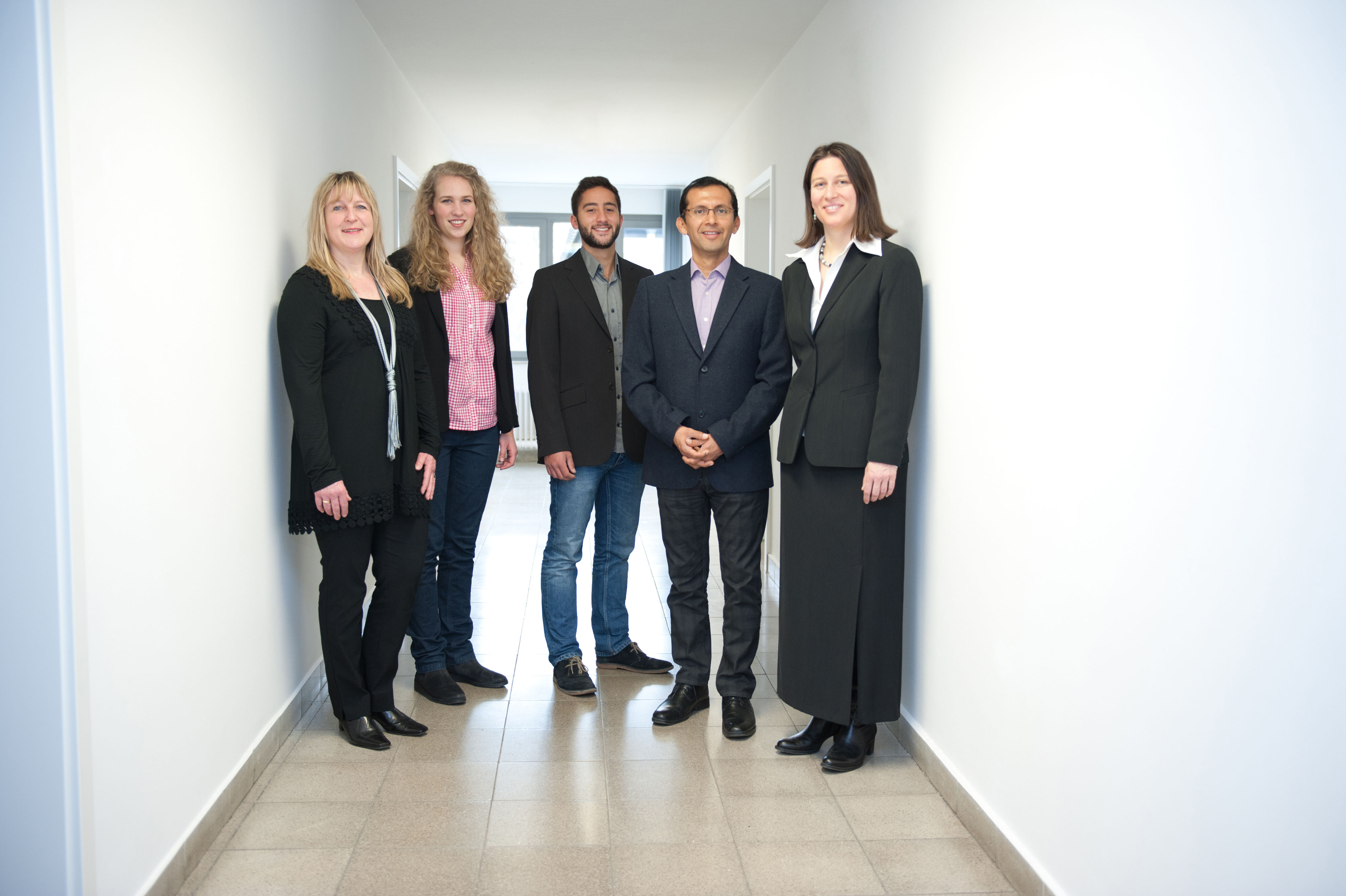 Foto: Eberhardt, kiz Die aktuellen Mitarbeiter der Hochschulambulanz (v.r.): Prof. Iris-Tatjana Kolassa, Mitglied der professoralen Leitung, Dr. Roberto Rojas (klinische Geschäftsführung der PHSA) sowie die wissenschaftlichen Hilfskräfte Tarek Jerbrini und Tabea Ilg mit Ma