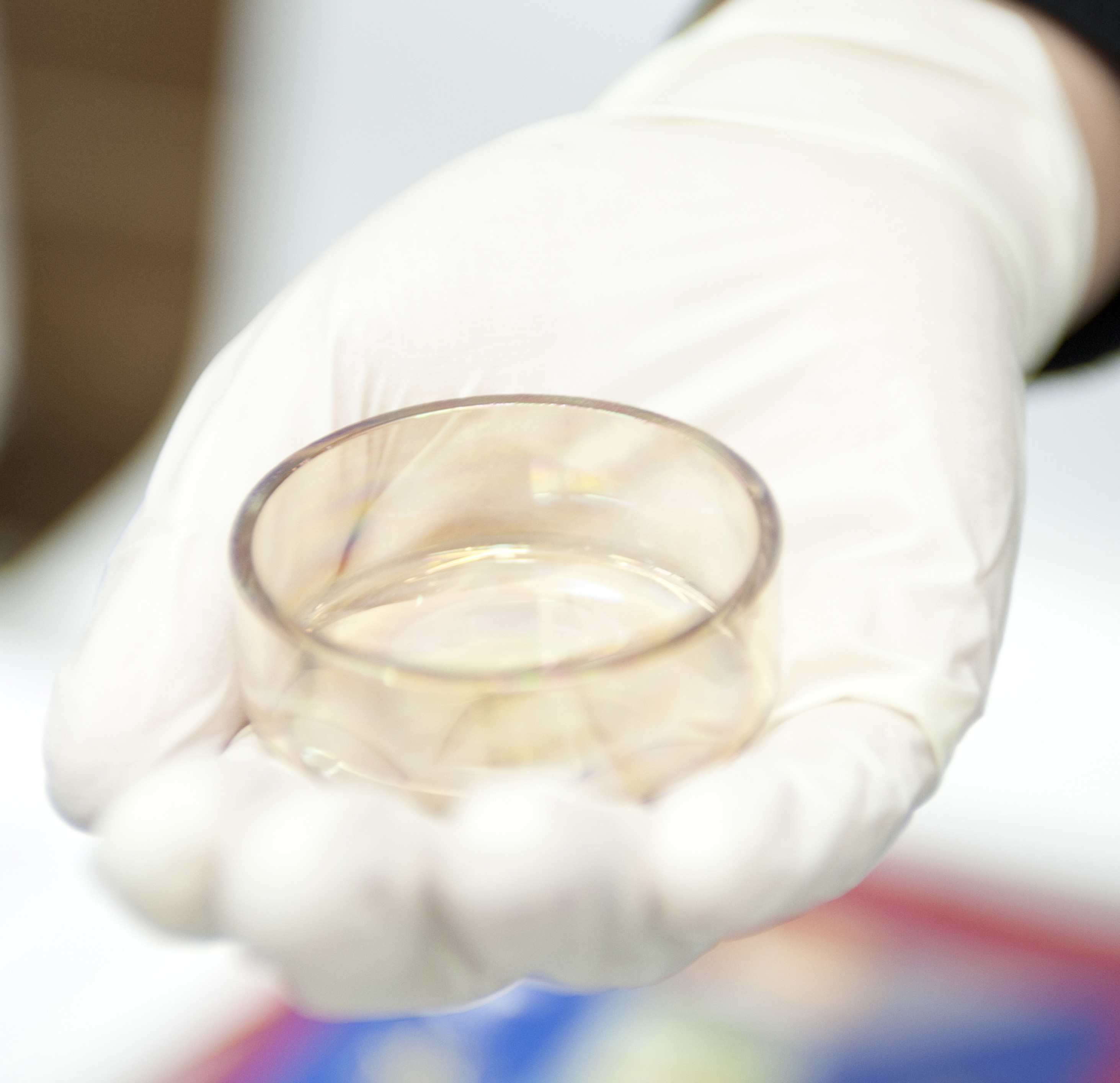 Serienmäßige Quarzschalen werden durch chemische Bedampfung mit einer Mikrometer-Schicht aus künstlichem Diamant beschichtet.