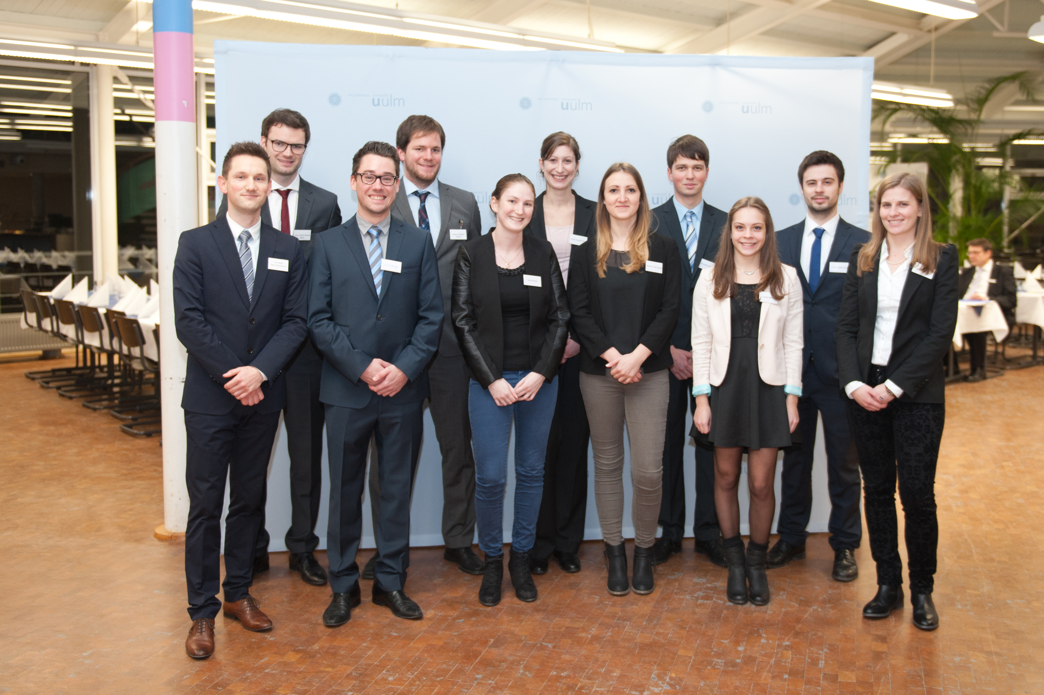 Herr Sander (l.v.) und Frau Vogl (r.v.) mit Stipendiaten der Allianz Deutschland AG bei der Vergabefeier der Deutschlandstipendien 2015 an der Universität Ulm