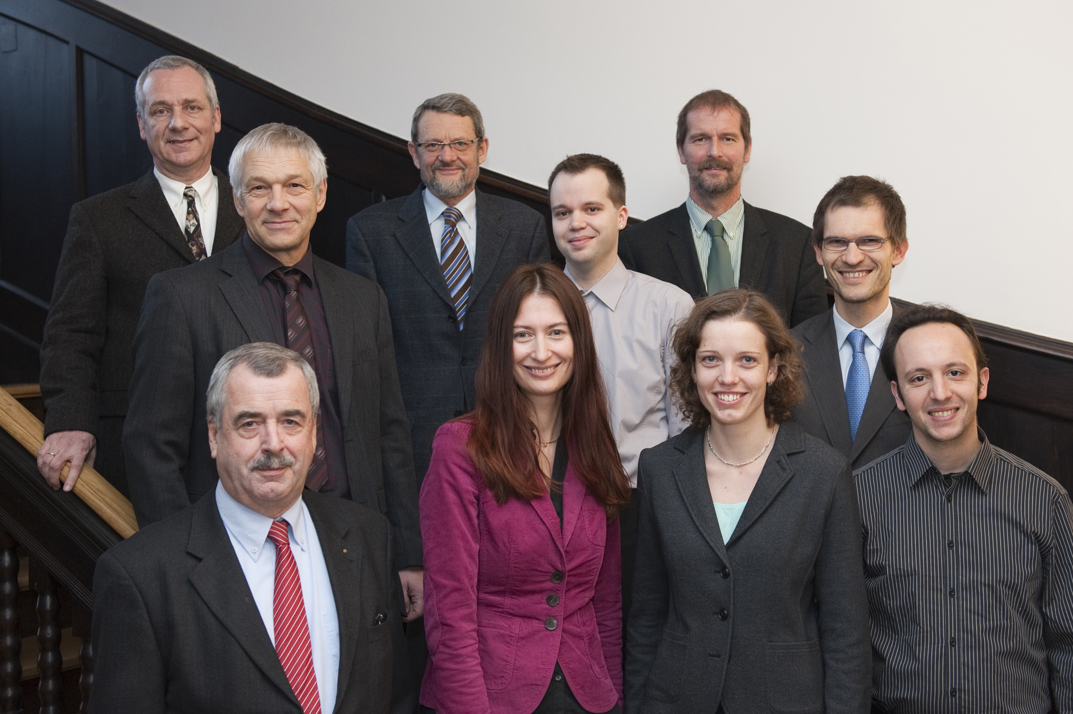 Foto: Eberhardt, kiz vorne v.l. UUG-Vorsitzender Hans Hengartner, PD Dr. Tatjana Stadnitski, Lenka Plavcová, Dr. Ioannis Brouzos; Mitte v.l. Prof. Harald Wolf, Manuel Bernhard, Dr. Elmar Pinkhardt; hinten v.l. Prof. Bernhard Eikmanns, Prof. Ulrich Stadtmüller und Prof. Axel