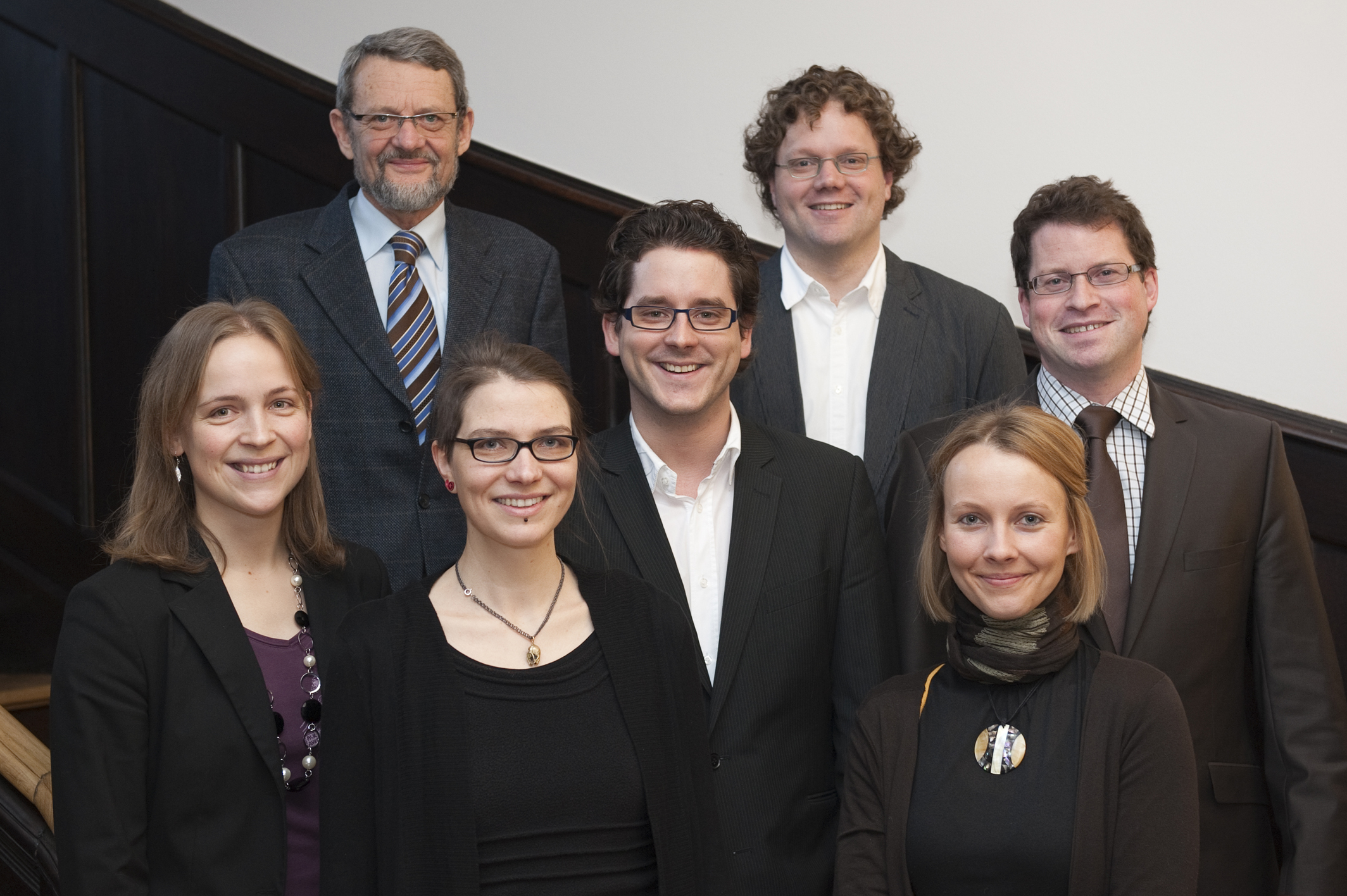 Foto: Eberhardt, kiz Vertreter der Uni und Empfänger der Zertifikate des Hochschuldidaktikzentrums: vorne v.l. Cornelia Gutmann (Leiterin HDZ Ulm), Inga Geipel, Dr. Dr. Michael Schmeißer, Stefanie Maaß (ehemalige Leiterin HDZ), hinten v.l. Prof. Ulrich Stadtmüller, Dr. Ma