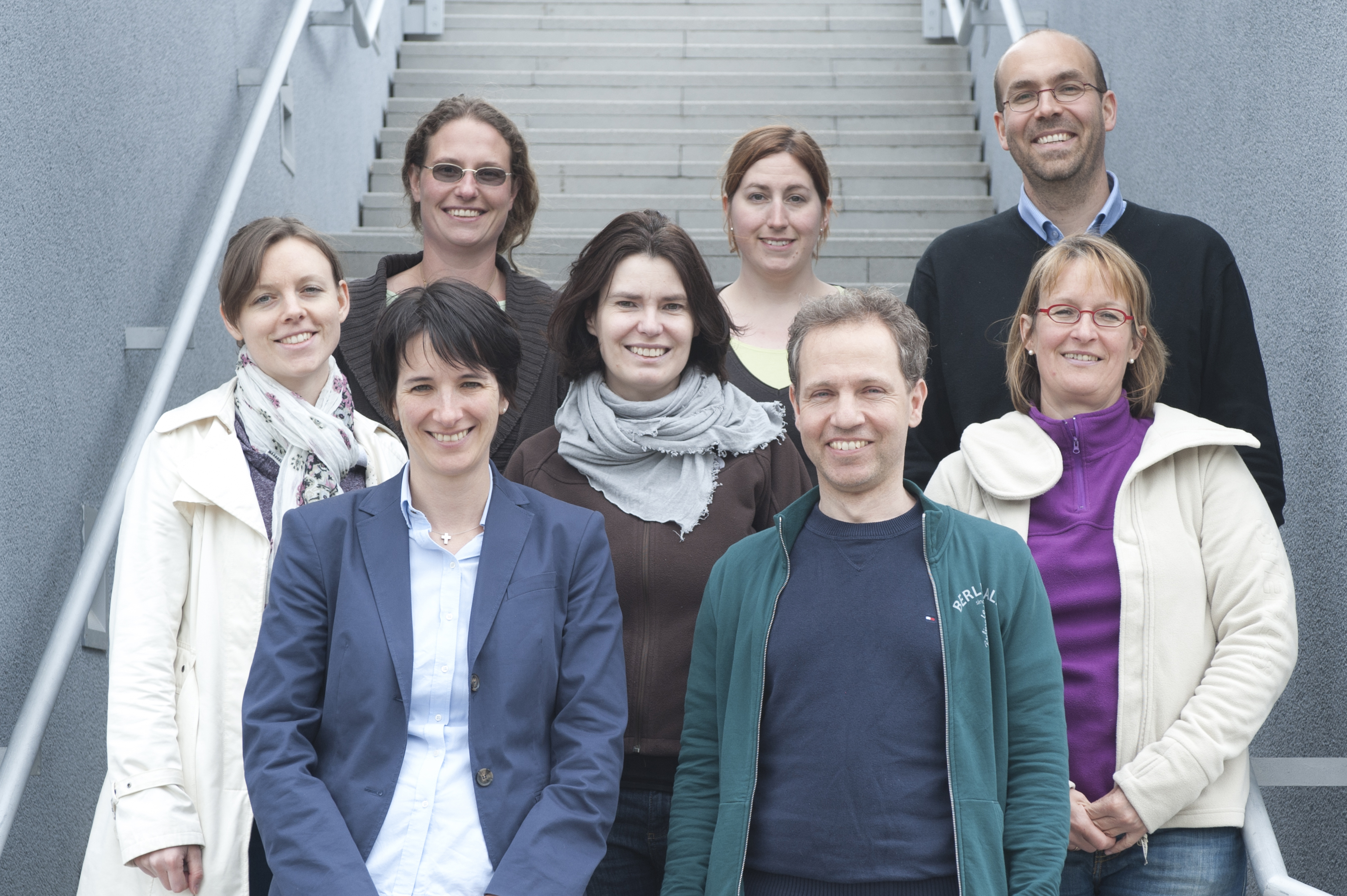 Foto: Eberhardt, kiz Neue Erkenntnisse zur Nervenkrankheit ALS: Die Ulmer Autoren Juniorprof. Karin Danzer, Dr. Patrick Weydt (1. Reihe v.l.), Hanna Bayer, Dr. Anke Witting und Birgit Linkus (Schwalenstöcker, 2. Reihe v.l.) sowie Diana Wiesner, Dr. Judith Eschbach und Dr. Lu