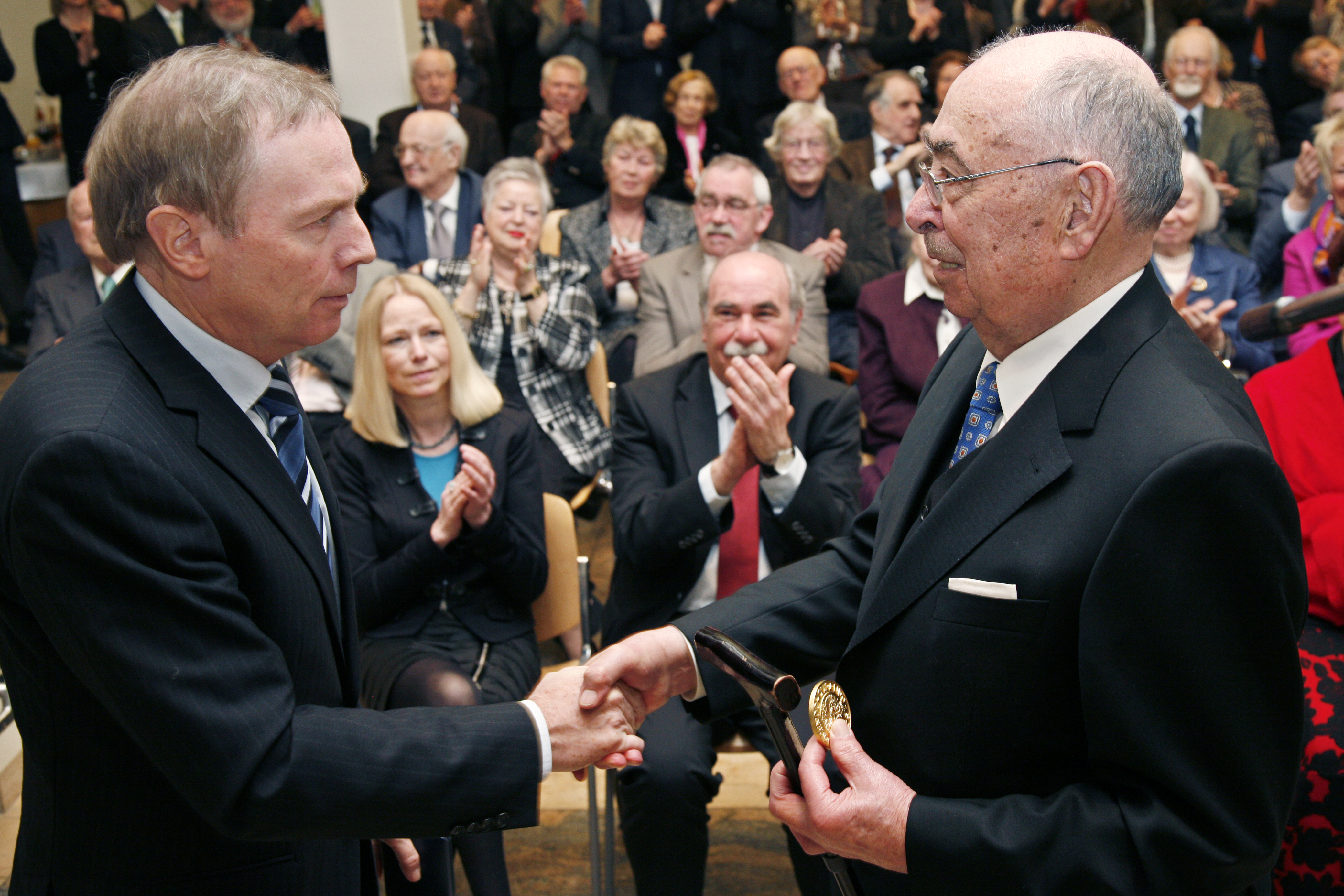 Foto: Stadt Ulm 2012 erhielt Udo Botzenhart die Universitätsmedaille aus der Hand von Unipräsident Prof. Karl Joachim Ebeling