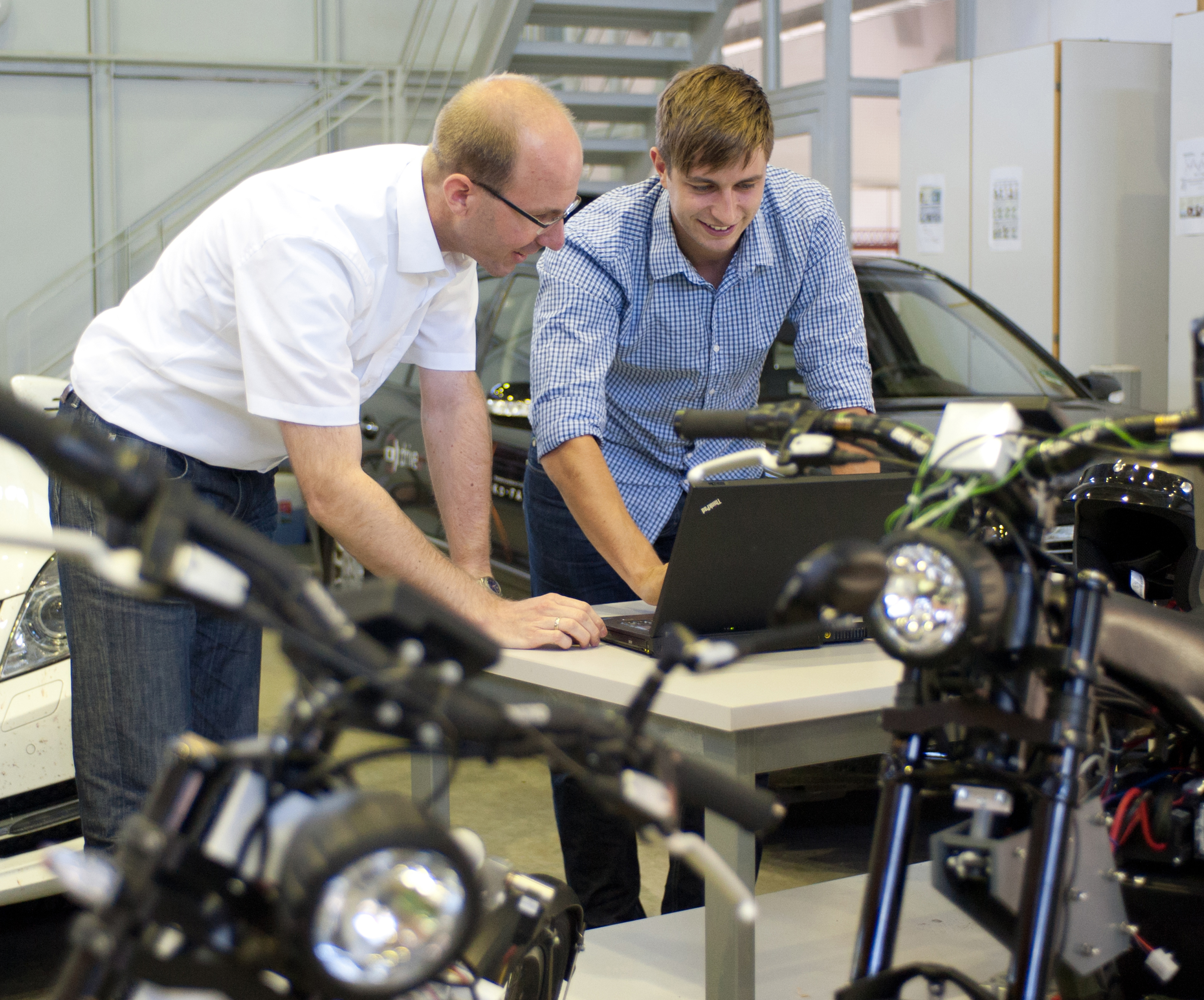 Foto: Eberhardt, kiz Dr. Michael Buchholz und Masterstudent Matthias Baumann entwickeln ein E-Bike mit Allradantrieb