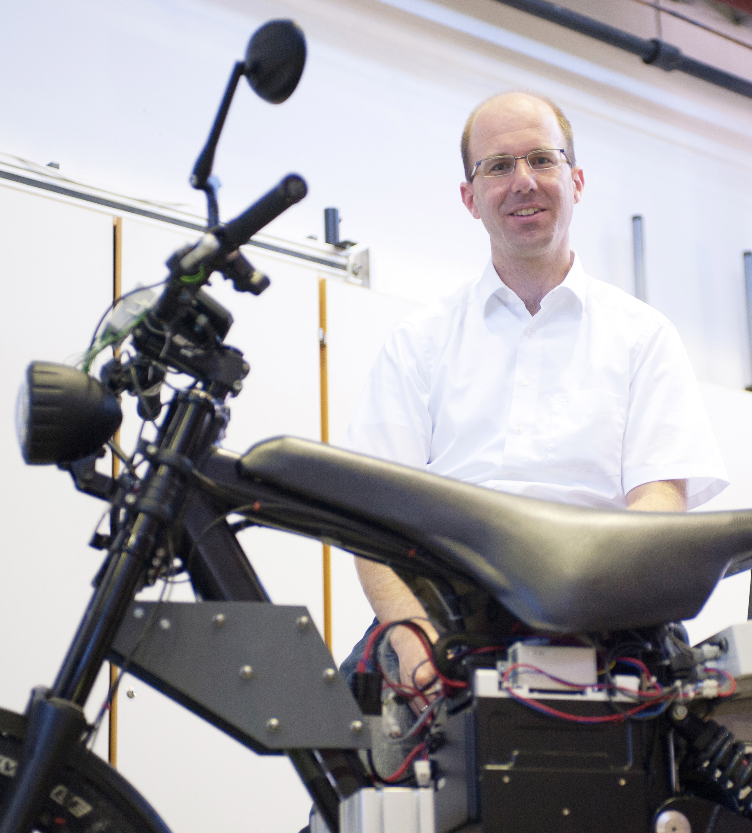 Foto: Eberhardt, kiz Dr. Buchholz mit einem Testfahrzeug