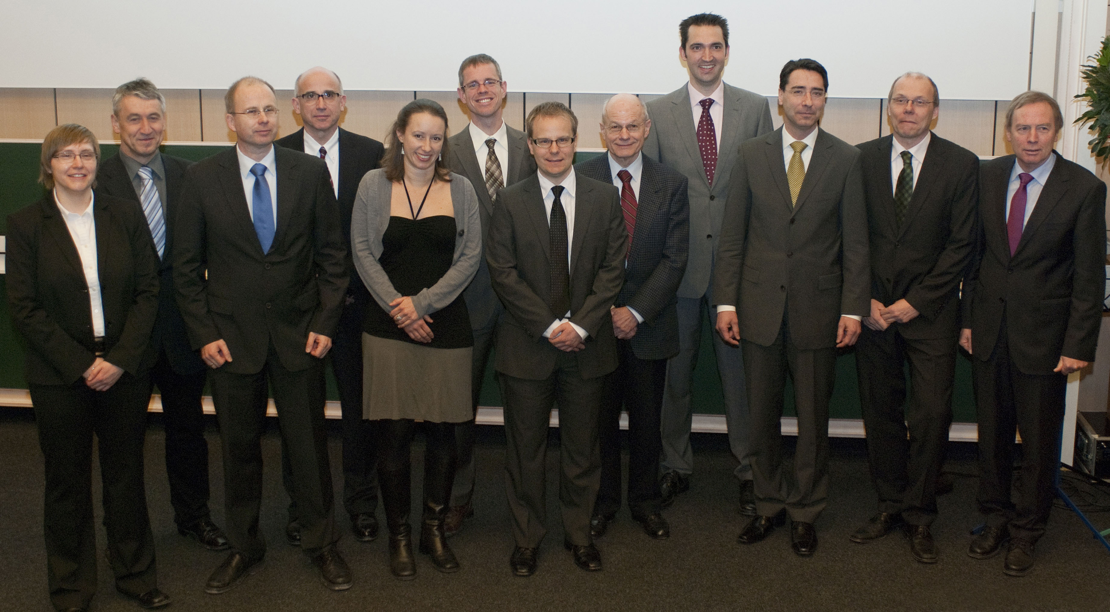 Foto: Elvira Eberhardt, kiz Dies academicus an der Uni Ulm: Preisträger und ihre Laudatoren sowie die Professoren Wolfgang Rottbauer und Maurits Ortmanns (Antrittsvorlesungen) mit Universätspräsident Professor Karl Joachim Ebeling (ganz rechts)