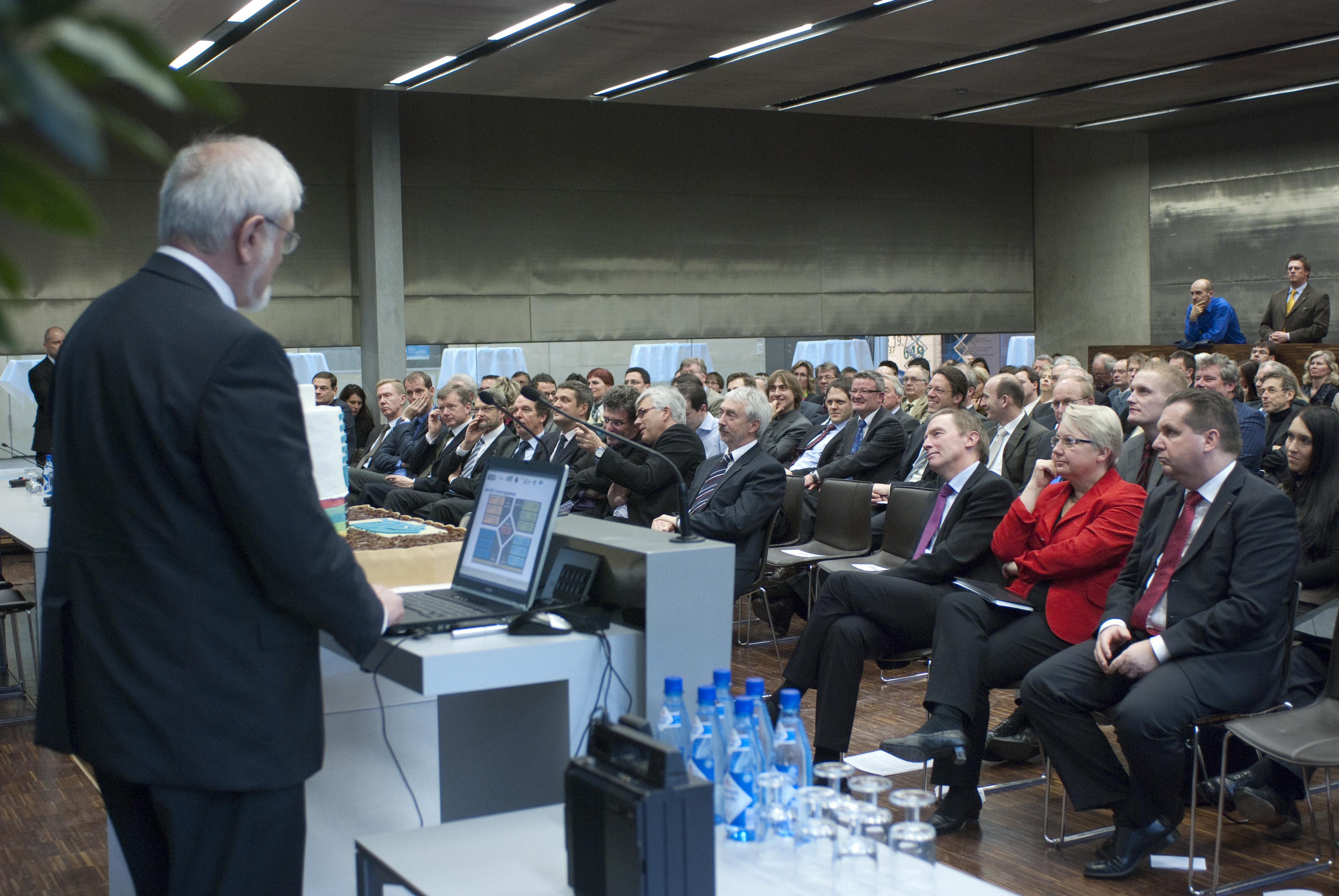 Foto: Elvira Eberhardt, kiz Symbolischer Anschnitt der Gründungstorte: (v.l.) Prof. Karl Joachim Ebeling, Annette Schavan, Stefan Mappus und Prof. Eberhard Umbach