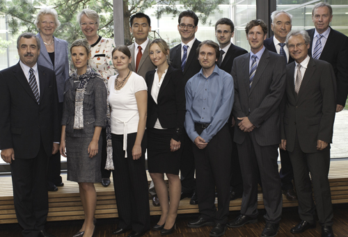 Foto: Eberhardt, kiz Vor dem Festakt: vorne (v.l.) UUG-Vorsitzender Hans Hengartner, Dr. Yvonne Seidel, Dr. Andrea Kroner, Dr. Nicole Ratzinger, Dr. Christian Jonietz, Dr. Holger Hoffmann, Prof. Henning Kagermann; hinten (v.l.) Prof. Sigrid Peyerimhoff, Prof. Annette Schavan,