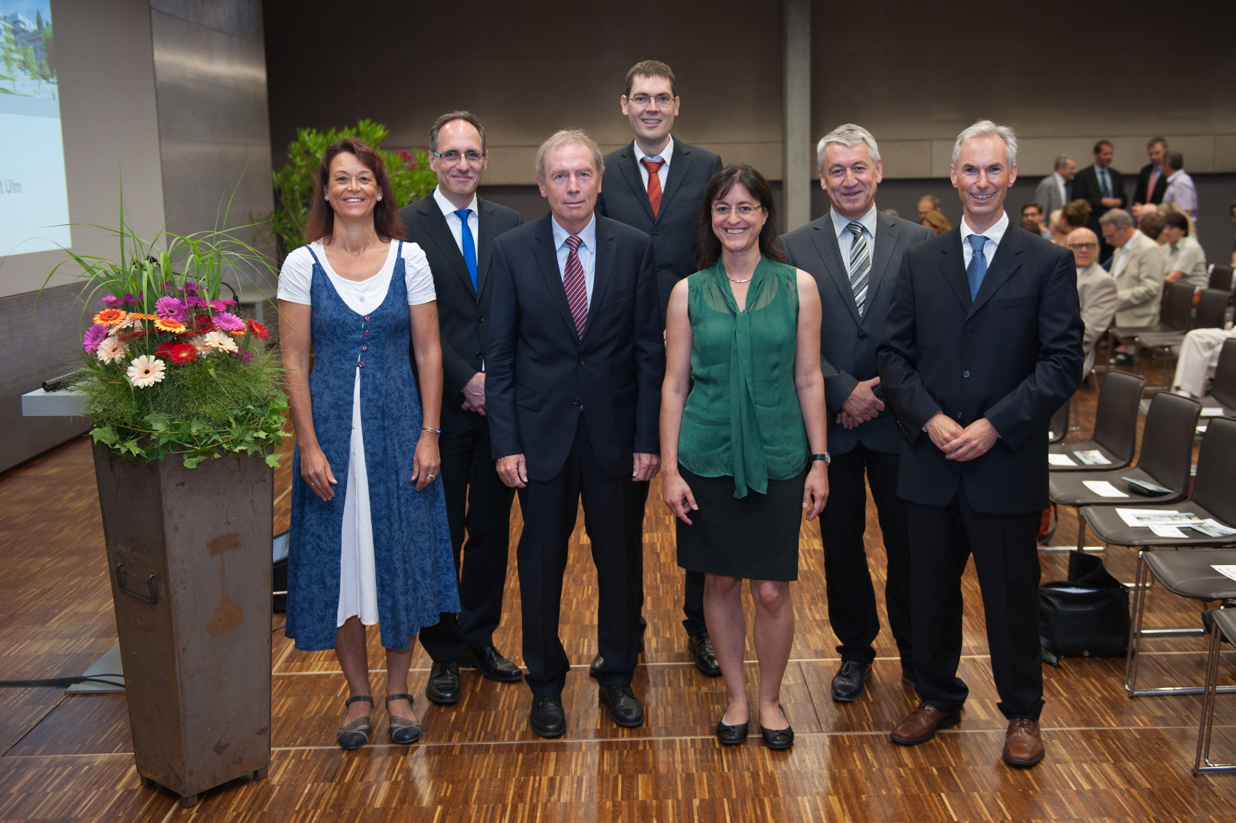 Foto: Eberhardt, kiz Die Antrittsvorlesungen beim Jahrestag 2015 hielten Prof. Simone Sommer (1. Reihe ganz links), Prof. Frank Kargl (2. Reihe, 2.v.l.) und Prof. Meinrad Beer (1. Reihe ganz rechts), flankiert von den Dekanen Prof. Joachim Ankerhold (2. Reihe ganz links), Pro
