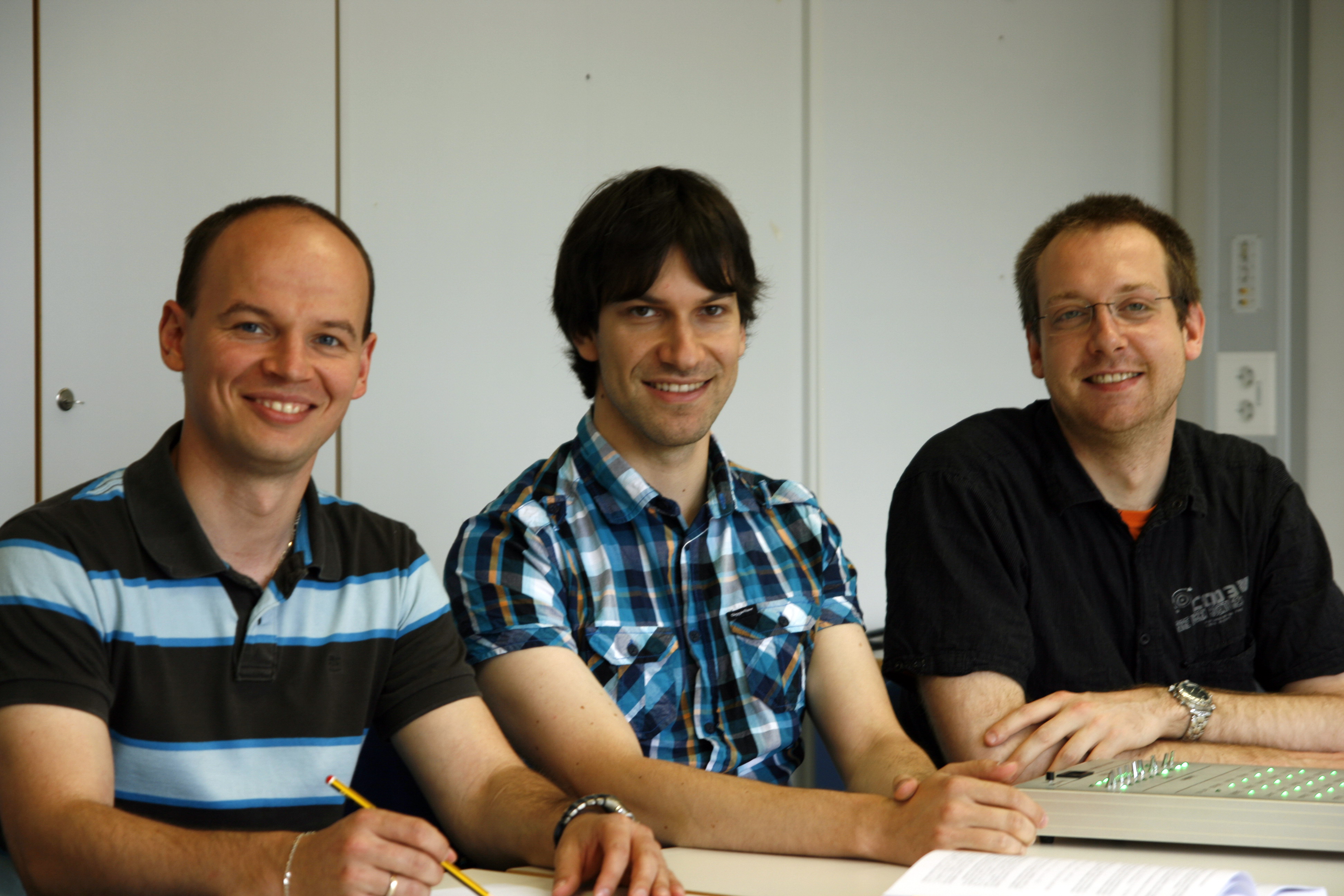 Dei 3 Teammitglieder hinter „Sparrow 2011“, am Tisch sitzend.
