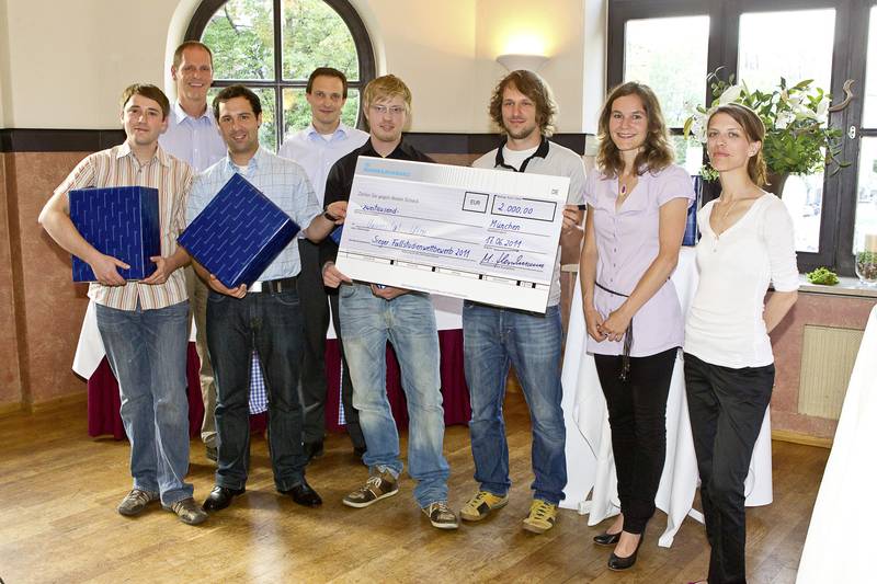 Siegerteam 2011, wie üblich aufgestellt, mit Scheck.