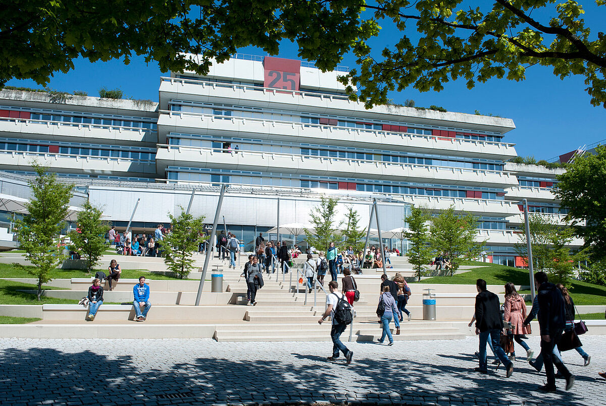 Südeingang Universität Ulm (Foto: Eberhardt/kiz)