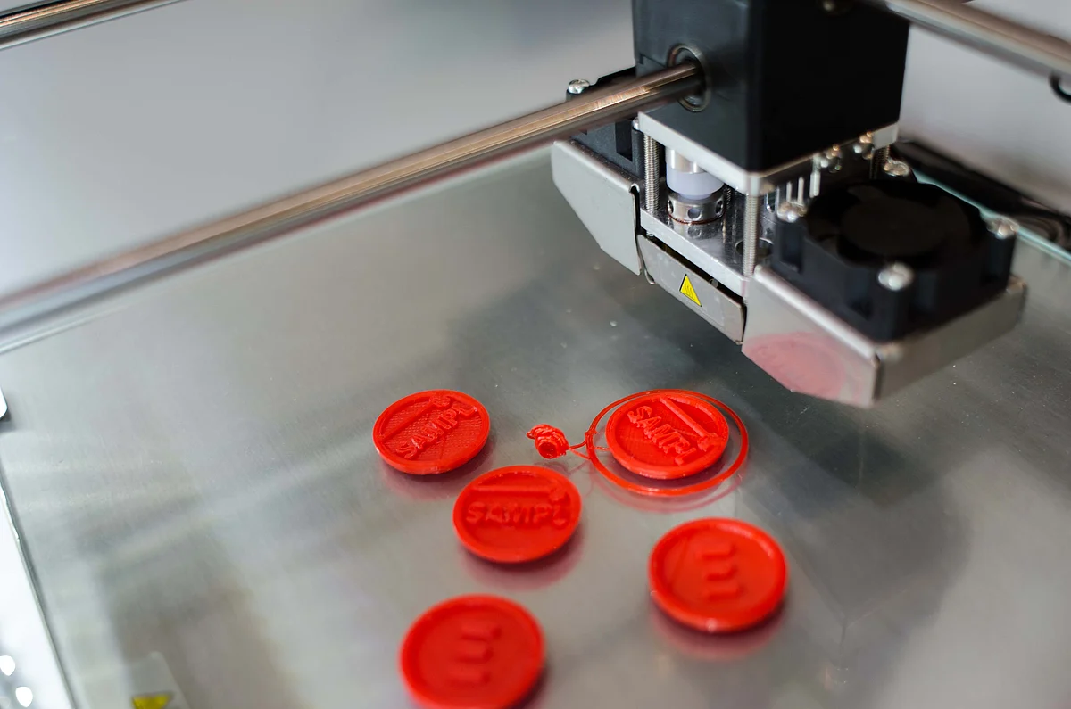 Customised spare parts can be produced very quickly with the 3D printer (Photo: Institute of Distributed Systems)