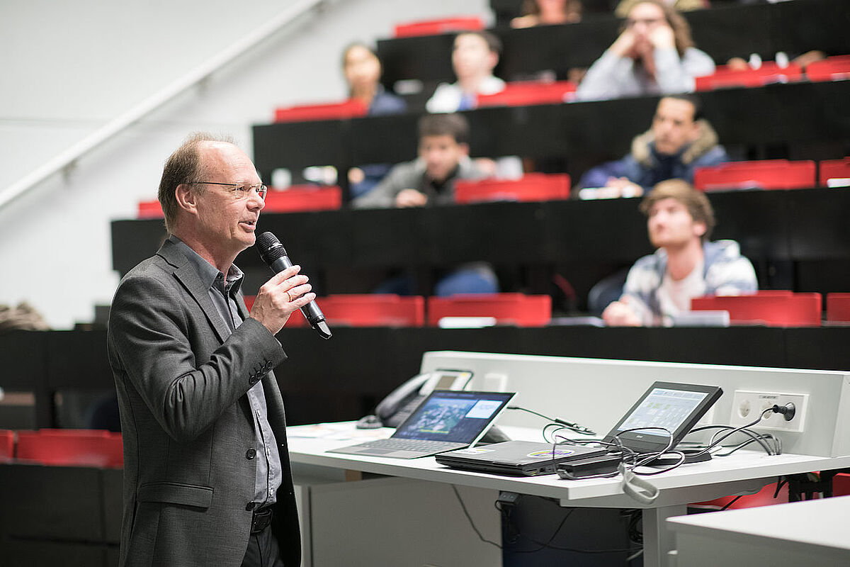 Prof. Michael Weber begrüßt Erstsemester