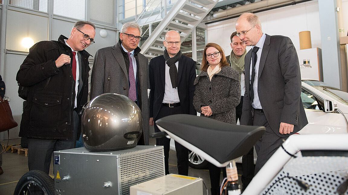 Besuch in der Fahrzeughalle Besuch in der Fahrzeughalle