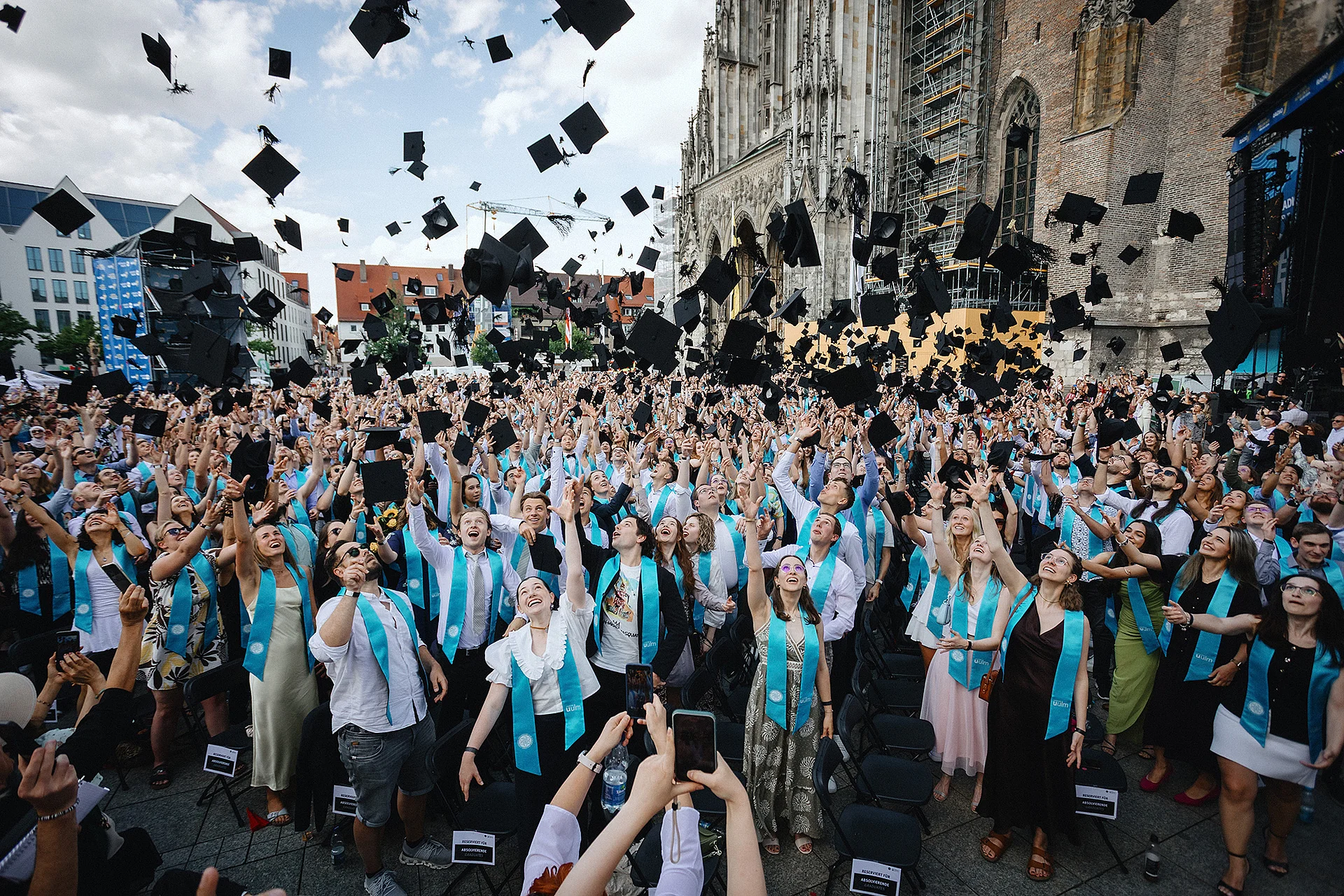 Emotional graduation ceremony on Münsterplatz