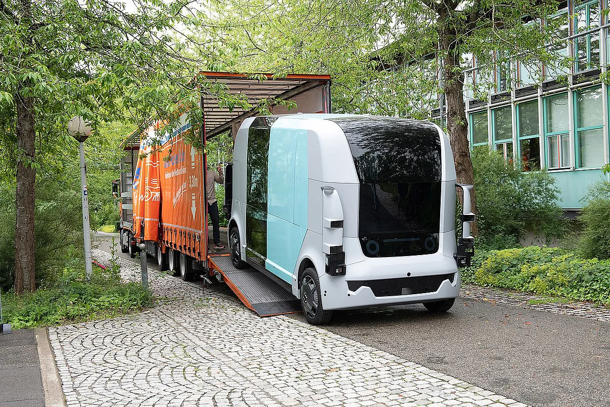 The autoCARGO rolls off the lorry