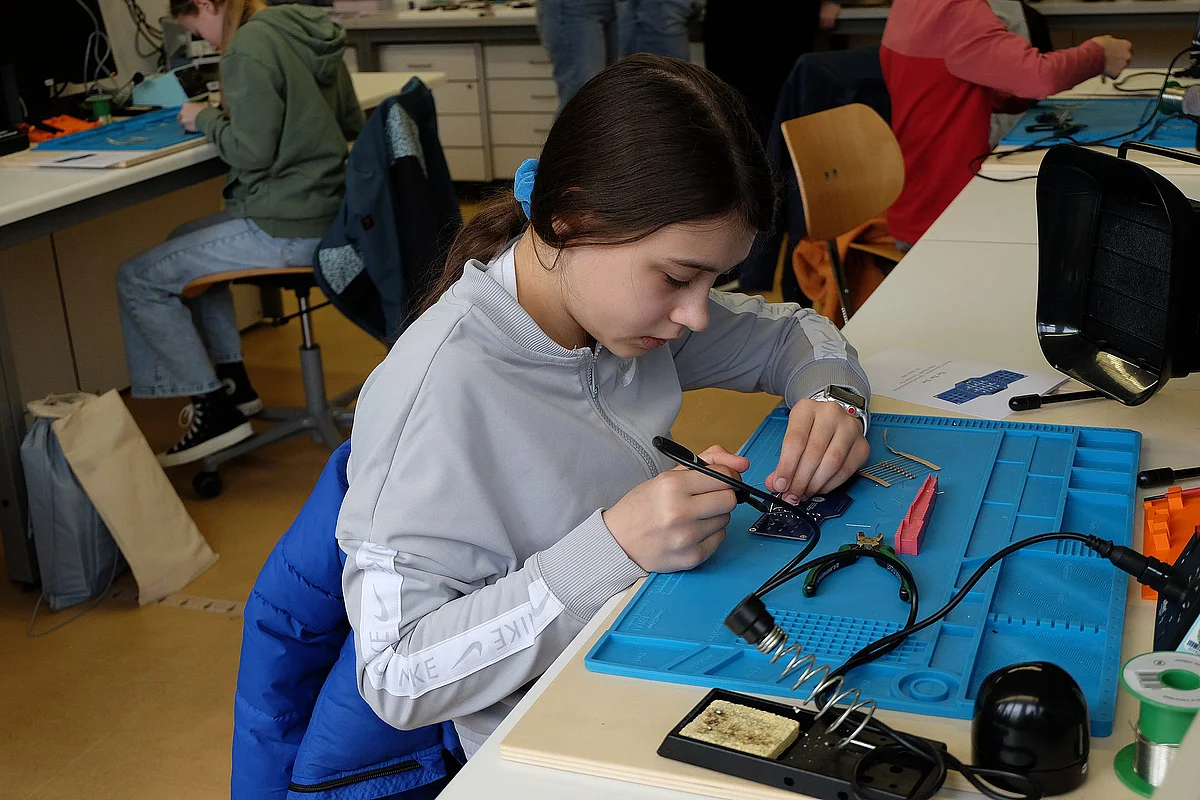 Was ist Elektrotechnik? - Löten beim Girls' Day