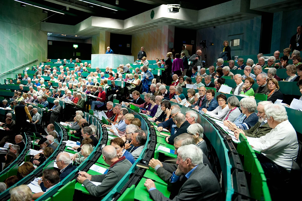 Voller Hörsaal bei der Herbstakademie des ZaWiW an der Universität Ulm 