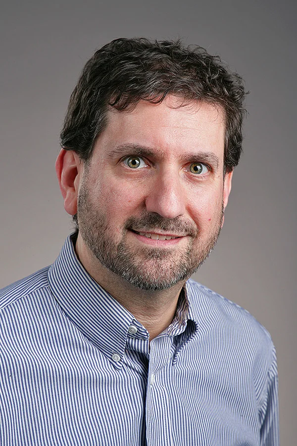 Portraitfoto von Jon D. Elhai 