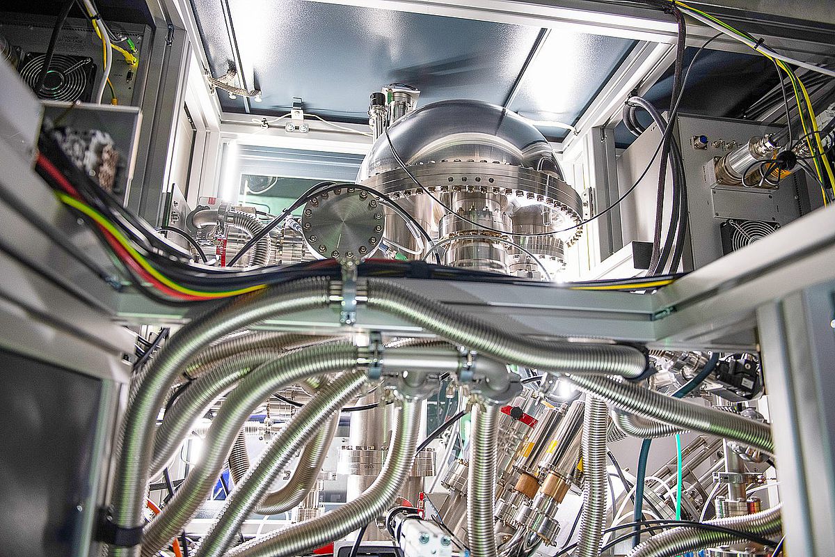 Die Forschenden von POLiS nutzen ein Röntgenphotoelektronenspektroskop, um die chemische Zusammensetzung von Batteriematerialien zu bestimmen (Foto: Elvira Eberhardt / POLiS)