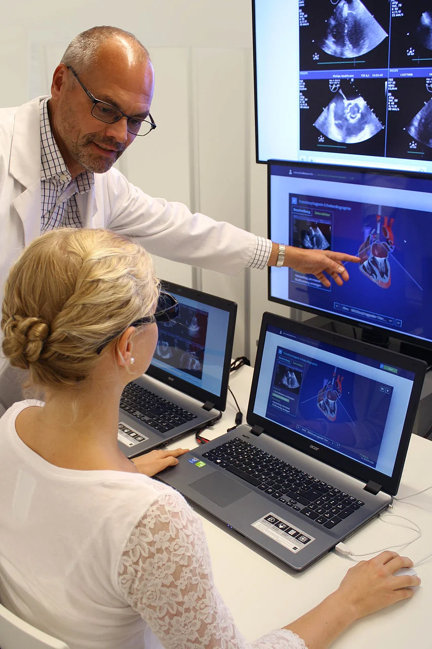 Oberarzt Dr. Wolfgang Öchsner (stehend) setzt das Cyber-Herz bereits in der Lehre ein (Foto: Dannenberg/ Kompetenzzentrum eLearning in der Medizin Baden-Württemberg)