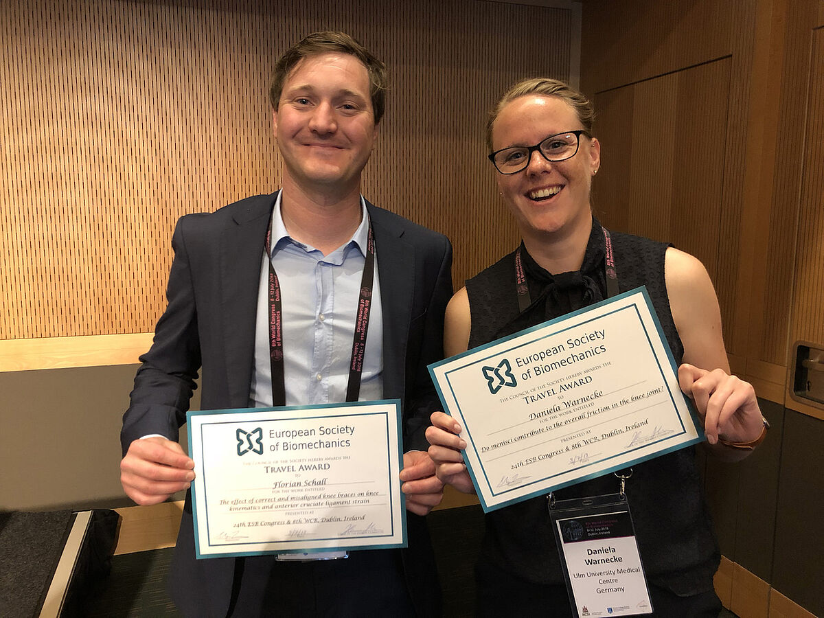 Die Preisträger Florian Schall und Daniela Warnecke mit ihren Urkunden über die Travel Awards der Europäischen Gesellschaft für Biomechanik 2018