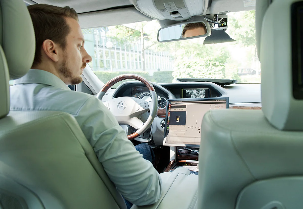 Ein hochautomatisiertes Fahrzeug unterwegs auf der Ulmer Teststrecke
