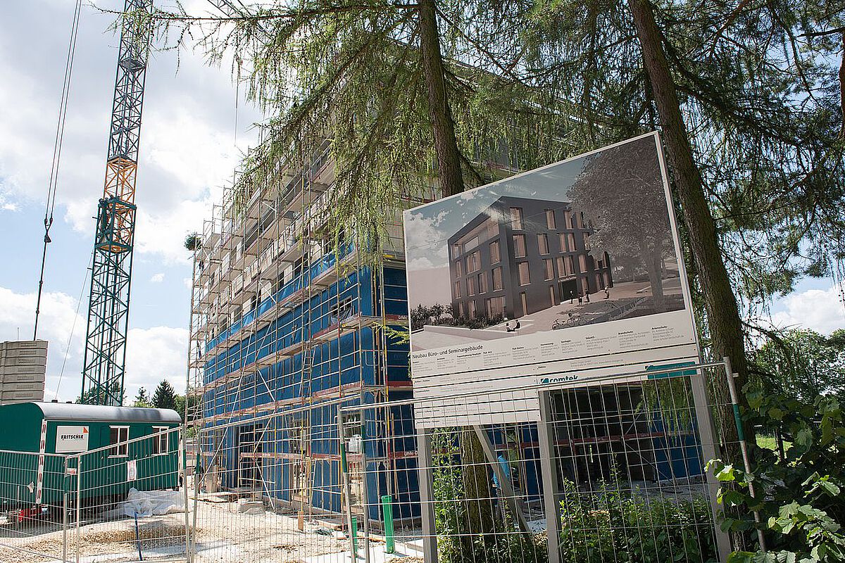 The Dr Barbara Mez-Starck Foundation’s new seminar and office building has been under construction on Oberberghof in Ulm since the end of 2020