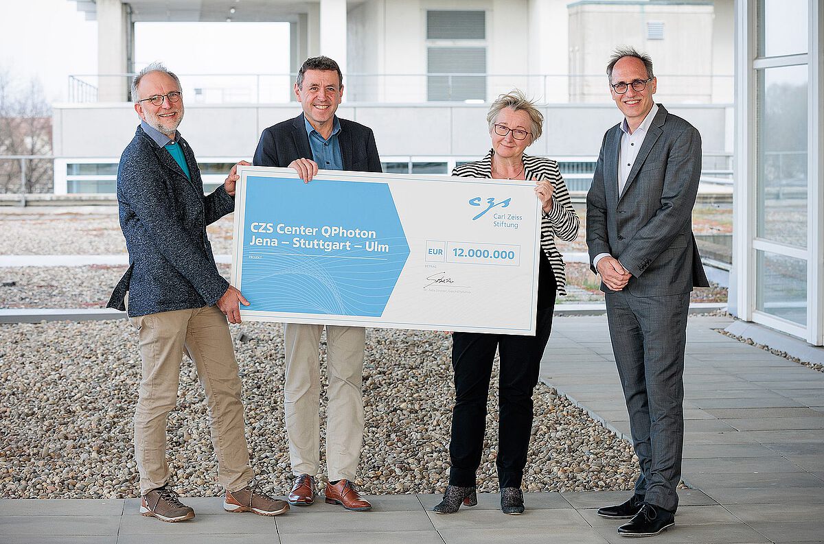 Minister Theresia Bauer (2nd from right) presents a check to Prof Manfred Bischoff (2nd from left), Prof Tilman Pfau (left) and Prof Joachim Ankerhold (Photo: Carl Zeiss Foundation / Jan Potente)