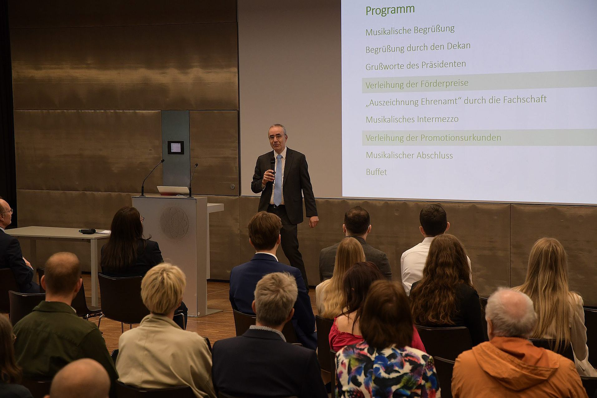Dekan Prof. Löffler begrüßt die Preisträger, Promovierenden und Gäste