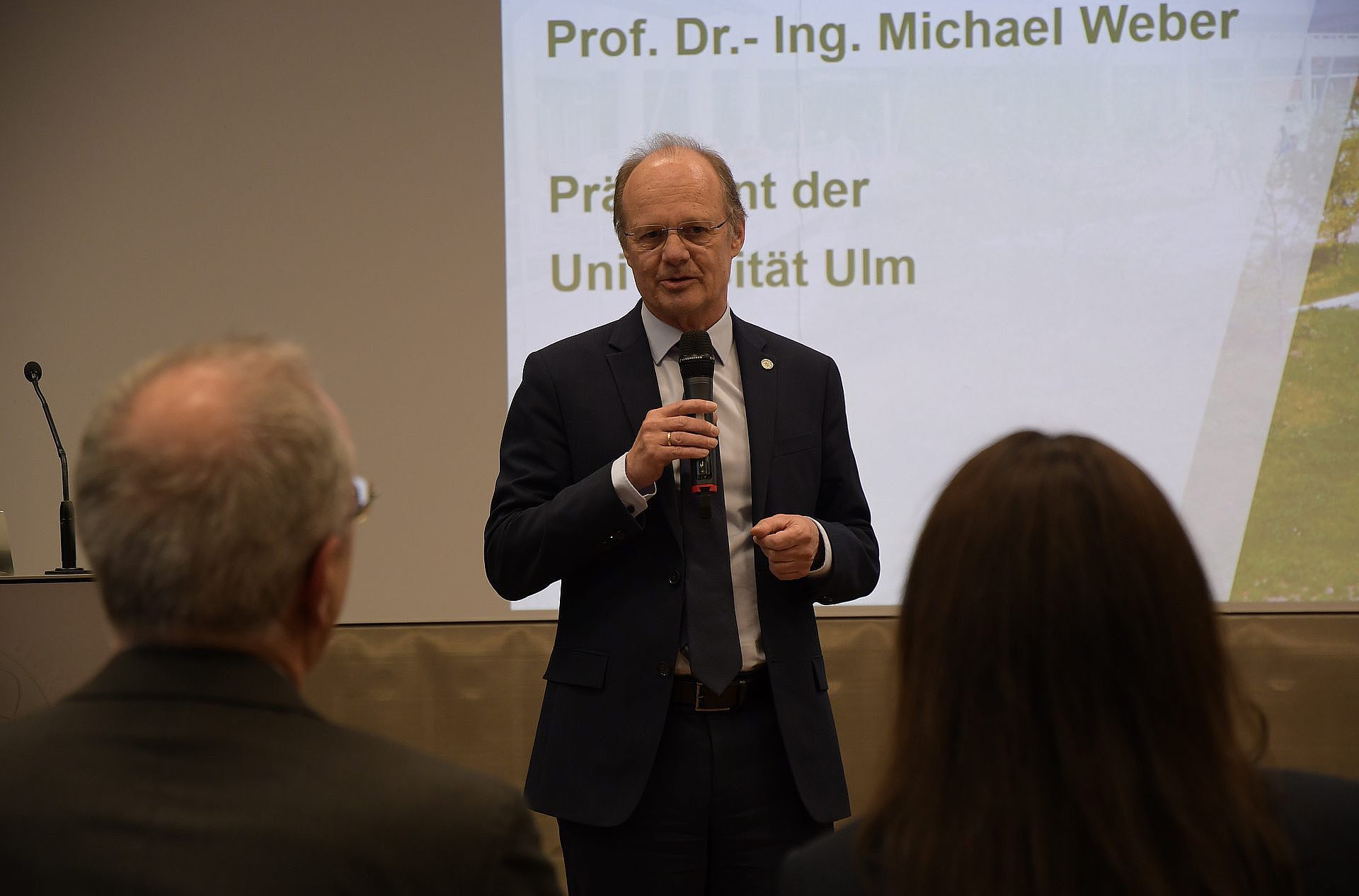 Prof. Dr. Michael Weber, richtete würdigende Worte an die Absolventinnen und Absolventen und betonte deren herausragende Leistungen.