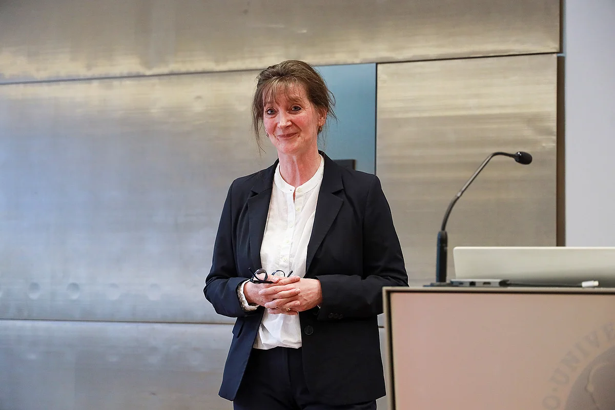 Dr. Wiltrud Christine Radau steht neben einem Pult mit Mikrofon